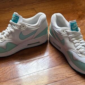 Nike Air Max Women’s Size 7 599820 -113 White/Artisan Teal